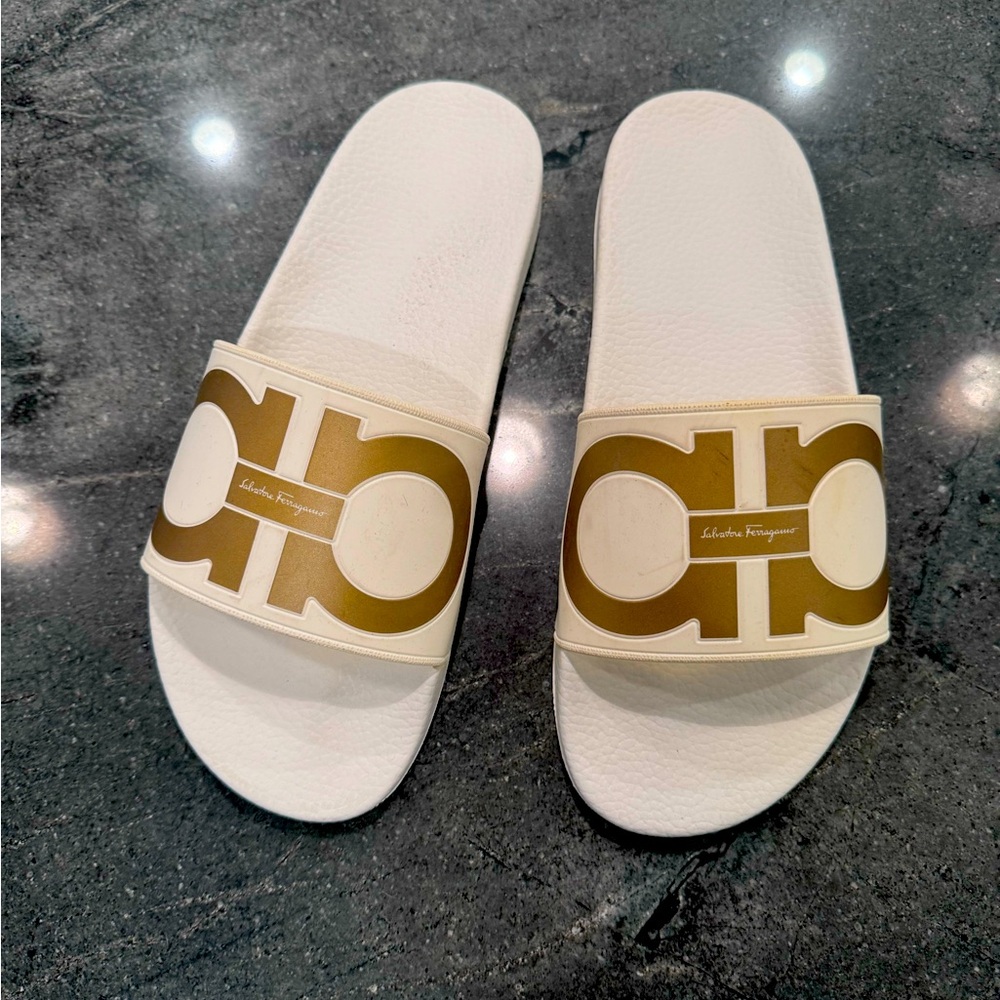 New / Unworn: Ferragamo Exclusive Groove 2 Logo Rubber Pool Slides - Size 11